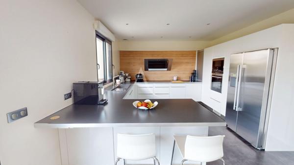 Maison familiale contemporaine avec jardin, piscine hors sol et suite parentale