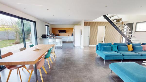 Maison familiale contemporaine avec jardin, piscine hors sol et suite parentale