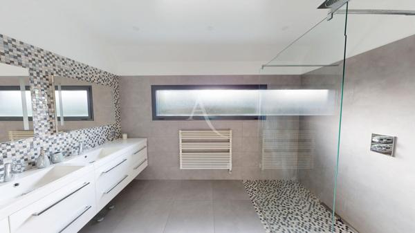 Maison familiale contemporaine avec jardin, piscine hors sol et suite parentale