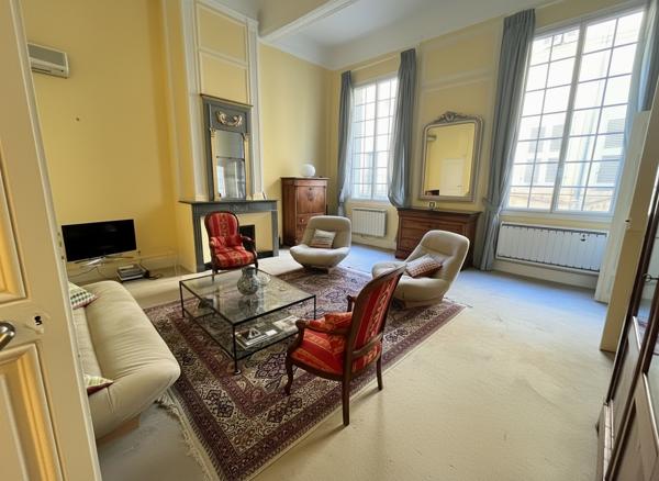 À vendre: Appartement de type T3 de 105.5 m²dans le centre historique ascenseur.