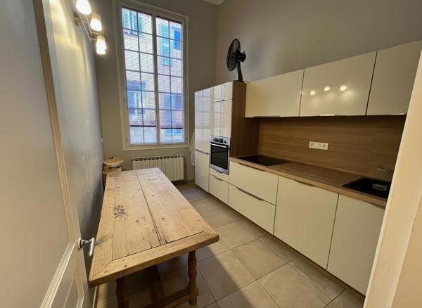 À vendre: Appartement de type T3 de 105.5 m²dans le centre historique ascenseur.