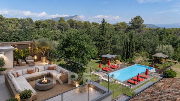 VILLA D'ARCHITECTE D'EXCEPTION DE 500 M2 AVEC ROOFTOP VUE SAINTE-VICTOIRE