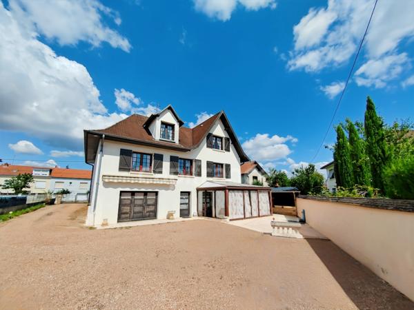 À Saint-Rémy (71) à vendre maison familiale de 280 m² habitables 7 chambres 640 m² de terrain clos !