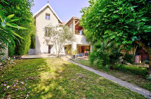 Maison de charme avec 5 chambres, jardin et garage proche passerelle au vieux Passage.