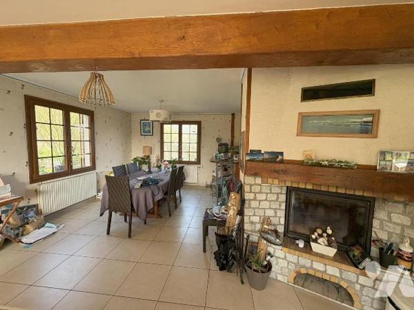 Maison sur sous-sol complet comprenant au rez-de-chaussée: entrée, dégagement avec placard, cui...