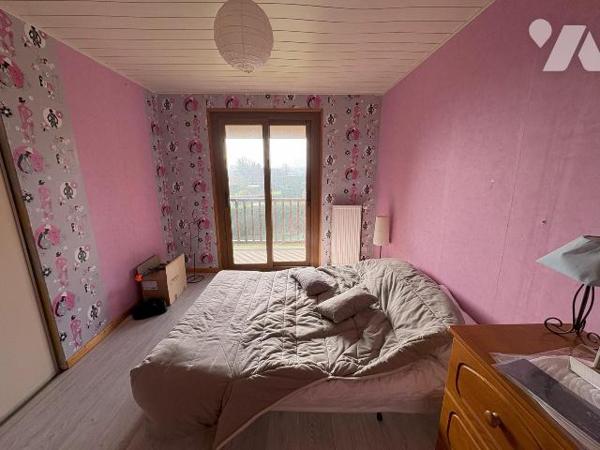 Maison sur sous-sol complet comprenant au rez-de-chaussée: entrée, dégagement avec placard, cui...