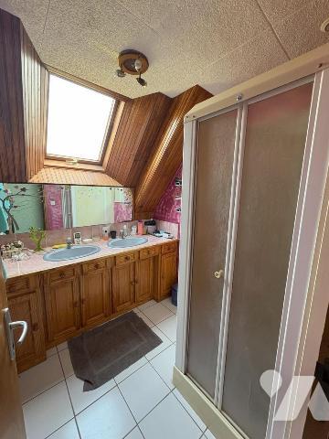 Maison sur sous-sol complet comprenant au rez-de-chaussée: entrée, dégagement avec placard, cui...