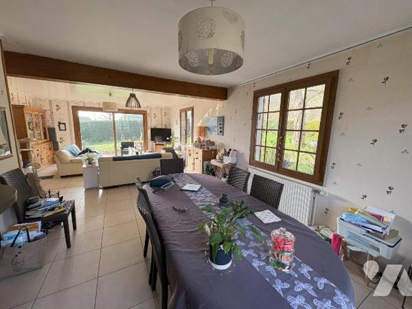 Maison sur sous-sol complet comprenant au rez-de-chaussée: entrée, dégagement avec placard, cui...