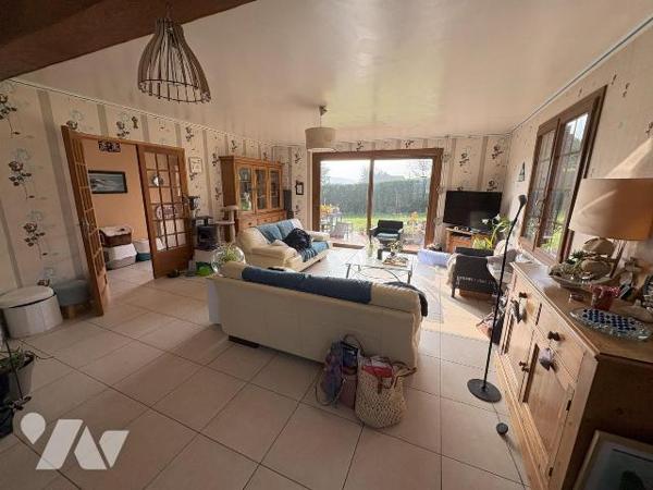 Maison sur sous-sol complet comprenant au rez-de-chaussée: entrée, dégagement avec placard, cui...