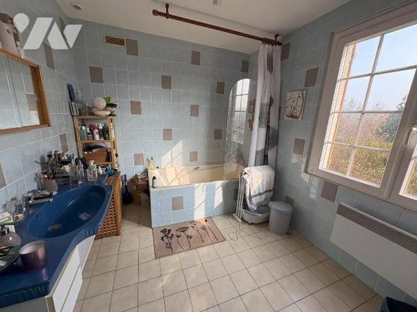 Maison sur sous-sol complet comprenant au rez-de-chaussée: entrée, dégagement avec placard, cui...