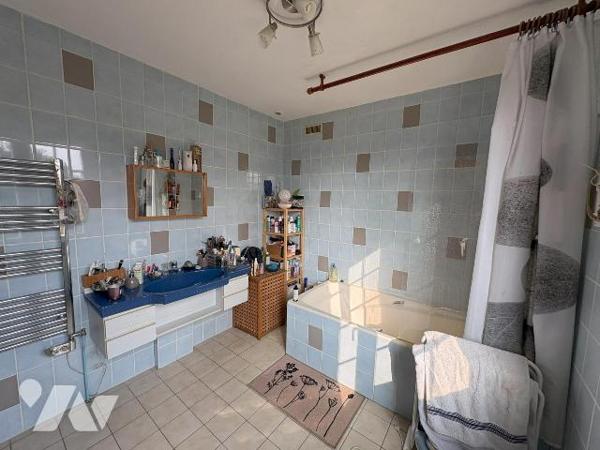 Maison sur sous-sol complet comprenant au rez-de-chaussée: entrée, dégagement avec placard, cui...