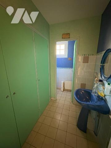 Maison sur sous-sol complet comprenant au rez-de-chaussée: entrée, dégagement avec placard, cui...