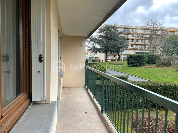 Appartement de type F3 avec balcon, stationnement et cave !
Dans une résidence rénovée avec un isolation sur les murs extérieurs, cet appartement est bien noté énergétiquement.
De plus, la copropriété est fermée, un gardien est disponible sur place et les jardins sont bien entretenus.
Le logement est composé comme suit :
Une belle pièce de vie avec un accès au balcon avec vue sur le parc. La cuisine est ouverte et aménagée, un cellier est attenant.
La partie nuit est séparée par une porte où le couloir dessert 2 chambres, un dressing, une salle de bains et un w.c indépendant.

Contactez-moi pour une visite.