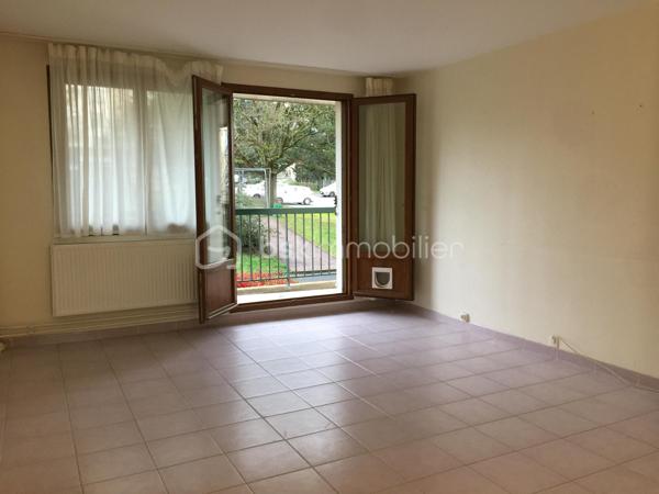 Appartement de type F3 avec balcon, stationnement et cave !
Dans une résidence rénovée avec un isolation sur les murs extérieurs, cet appartement est bien noté énergétiquement.
De plus, la copropriété est fermée, un gardien est disponible sur place et les jardins sont bien entretenus.
Le logement est composé comme suit :
Une belle pièce de vie avec un accès au balcon avec vue sur le parc. La cuisine est ouverte et aménagée, un cellier est attenant.
La partie nuit est séparée par une porte où le couloir dessert 2 chambres, un dressing, une salle de bains et un w.c indépendant.

Contactez-moi pour une visite.