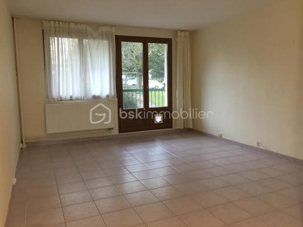 Appartement de type F3 avec balcon, stationnement et cave !
Dans une résidence rénovée avec un isolation sur les murs extérieurs, cet appartement est bien noté énergétiquement.
De plus, la copropriété est fermée, un gardien est disponible sur place et les jardins sont bien entretenus.
Le logement est composé comme suit :
Une belle pièce de vie avec un accès au balcon avec vue sur le parc. La cuisine est ouverte et aménagée, un cellier est attenant.
La partie nuit est séparée par une porte où le couloir dessert 2 chambres, un dressing, une salle de bains et un w.c indépendant.

Contactez-moi pour une visite.
