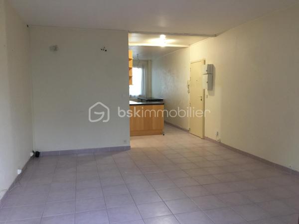Appartement de type F3 avec balcon, stationnement et cave !
Dans une résidence rénovée avec un isolation sur les murs extérieurs, cet appartement est bien noté énergétiquement.
De plus, la copropriété est fermée, un gardien est disponible sur place et les jardins sont bien entretenus.
Le logement est composé comme suit :
Une belle pièce de vie avec un accès au balcon avec vue sur le parc. La cuisine est ouverte et aménagée, un cellier est attenant.
La partie nuit est séparée par une porte où le couloir dessert 2 chambres, un dressing, une salle de bains et un w.c indépendant.

Contactez-moi pour une visite.