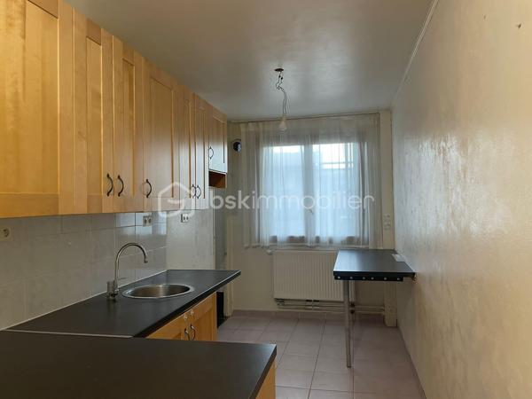 Appartement de type F3 avec balcon, stationnement et cave !
Dans une résidence rénovée avec un isolation sur les murs extérieurs, cet appartement est bien noté énergétiquement.
De plus, la copropriété est fermée, un gardien est disponible sur place et les jardins sont bien entretenus.
Le logement est composé comme suit :
Une belle pièce de vie avec un accès au balcon avec vue sur le parc. La cuisine est ouverte et aménagée, un cellier est attenant.
La partie nuit est séparée par une porte où le couloir dessert 2 chambres, un dressing, une salle de bains et un w.c indépendant.

Contactez-moi pour une visite.