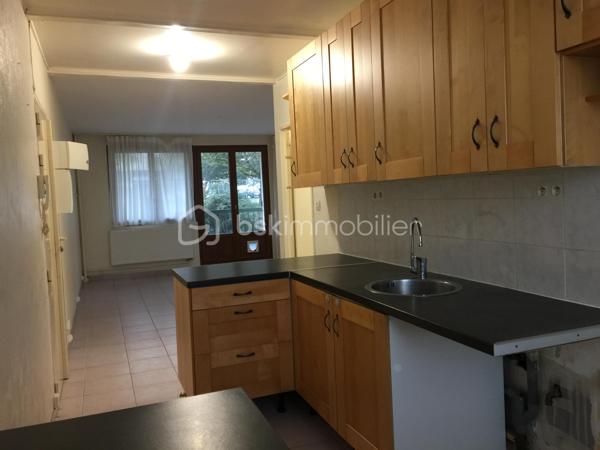 Appartement de type F3 avec balcon, stationnement et cave !
Dans une résidence rénovée avec un isolation sur les murs extérieurs, cet appartement est bien noté énergétiquement.
De plus, la copropriété est fermée, un gardien est disponible sur place et les jardins sont bien entretenus.
Le logement est composé comme suit :
Une belle pièce de vie avec un accès au balcon avec vue sur le parc. La cuisine est ouverte et aménagée, un cellier est attenant.
La partie nuit est séparée par une porte où le couloir dessert 2 chambres, un dressing, une salle de bains et un w.c indépendant.

Contactez-moi pour une visite.