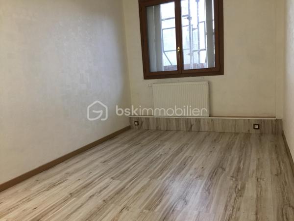 Appartement de type F3 avec balcon, stationnement et cave !
Dans une résidence rénovée avec un isolation sur les murs extérieurs, cet appartement est bien noté énergétiquement.
De plus, la copropriété est fermée, un gardien est disponible sur place et les jardins sont bien entretenus.
Le logement est composé comme suit :
Une belle pièce de vie avec un accès au balcon avec vue sur le parc. La cuisine est ouverte et aménagée, un cellier est attenant.
La partie nuit est séparée par une porte où le couloir dessert 2 chambres, un dressing, une salle de bains et un w.c indépendant.

Contactez-moi pour une visite.