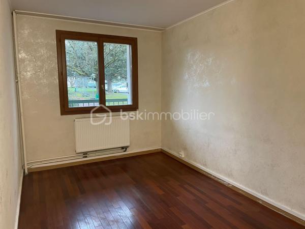 Appartement de type F3 avec balcon, stationnement et cave !
Dans une résidence rénovée avec un isolation sur les murs extérieurs, cet appartement est bien noté énergétiquement.
De plus, la copropriété est fermée, un gardien est disponible sur place et les jardins sont bien entretenus.
Le logement est composé comme suit :
Une belle pièce de vie avec un accès au balcon avec vue sur le parc. La cuisine est ouverte et aménagée, un cellier est attenant.
La partie nuit est séparée par une porte où le couloir dessert 2 chambres, un dressing, une salle de bains et un w.c indépendant.

Contactez-moi pour une visite.