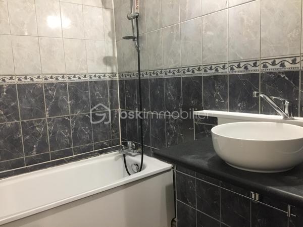 Appartement de type F3 avec balcon, stationnement et cave !
Dans une résidence rénovée avec un isolation sur les murs extérieurs, cet appartement est bien noté énergétiquement.
De plus, la copropriété est fermée, un gardien est disponible sur place et les jardins sont bien entretenus.
Le logement est composé comme suit :
Une belle pièce de vie avec un accès au balcon avec vue sur le parc. La cuisine est ouverte et aménagée, un cellier est attenant.
La partie nuit est séparée par une porte où le couloir dessert 2 chambres, un dressing, une salle de bains et un w.c indépendant.

Contactez-moi pour une visite.