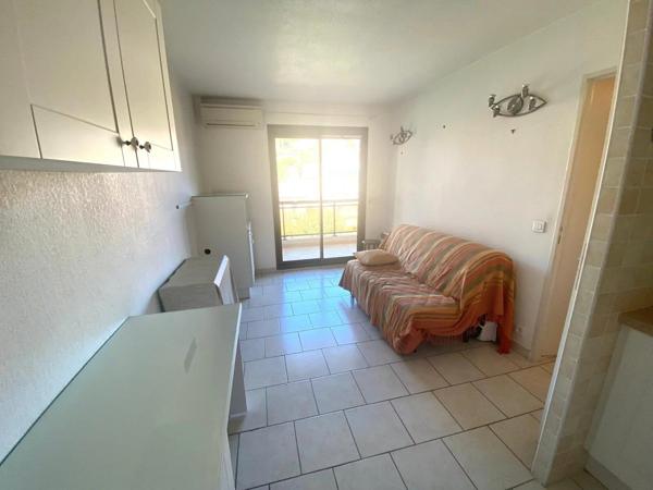 Vente                                                      Appartement
                        
                     5 pièces                      73 m2                     à Le Lavandou