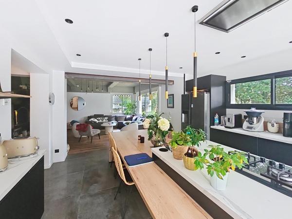 Maison familiale avec cinq chambres et piscine chauffée