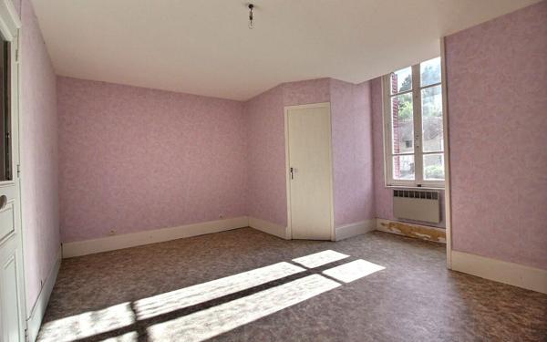 Immeuble à vendre    9 pièces •  Saint-Symphorien-de-Marmagne