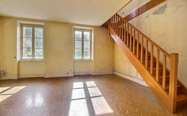 Immeuble à vendre    9 pièces •  Saint-Symphorien-de-Marmagne