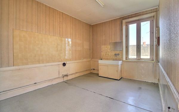 Immeuble à vendre    9 pièces •  Saint-Symphorien-de-Marmagne