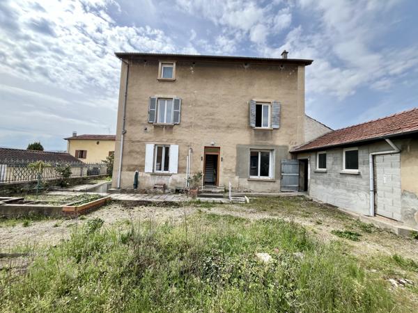 Centre de Craponne, maison individuelle à rénover avec dépendances sur terrain de 800m2.