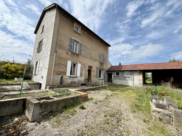 Centre de Craponne, maison individuelle à rénover avec dépendances sur terrain de 800m2.