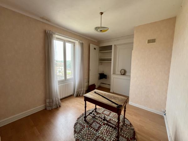 Centre de Craponne, maison individuelle à rénover avec dépendances sur terrain de 800m2.