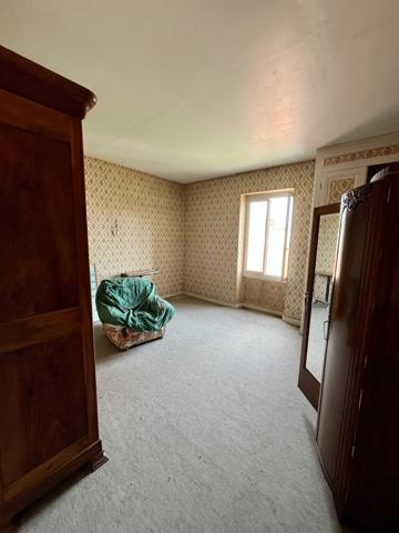 Centre de Craponne, maison individuelle à rénover avec dépendances sur terrain de 800m2.