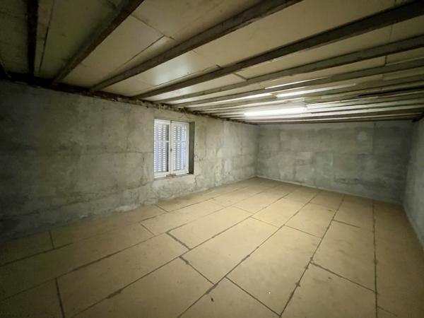 Centre de Craponne, maison individuelle à rénover avec dépendances sur terrain de 800m2.