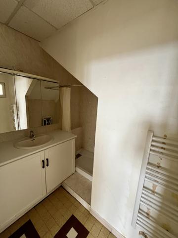 Centre de Craponne, maison individuelle à rénover avec dépendances sur terrain de 800m2.