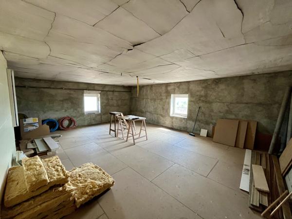 Centre de Craponne, maison individuelle à rénover avec dépendances sur terrain de 800m2.