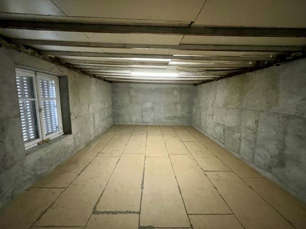Centre de Craponne, maison individuelle à rénover avec dépendances sur terrain de 800m2.