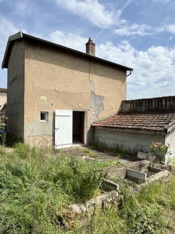 Centre de Craponne, maison individuelle à rénover avec dépendances sur terrain de 800m2.