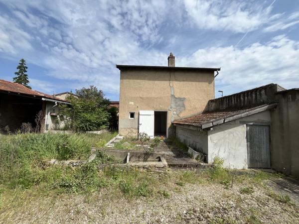 Centre de Craponne, maison individuelle à rénover avec dépendances sur terrain de 800m2.