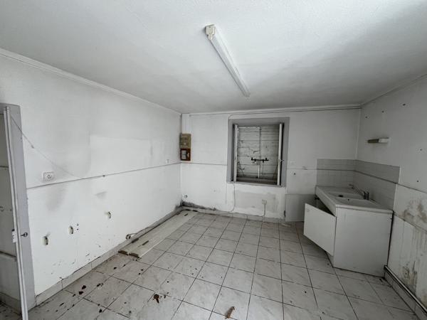 Centre de Craponne, maison individuelle à rénover avec dépendances sur terrain de 800m2.