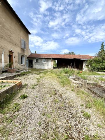 Centre de Craponne, maison individuelle à rénover avec dépendances sur terrain de 800m2.