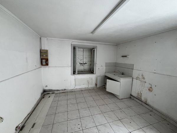 Centre de Craponne, maison individuelle à rénover avec dépendances sur terrain de 800m2.