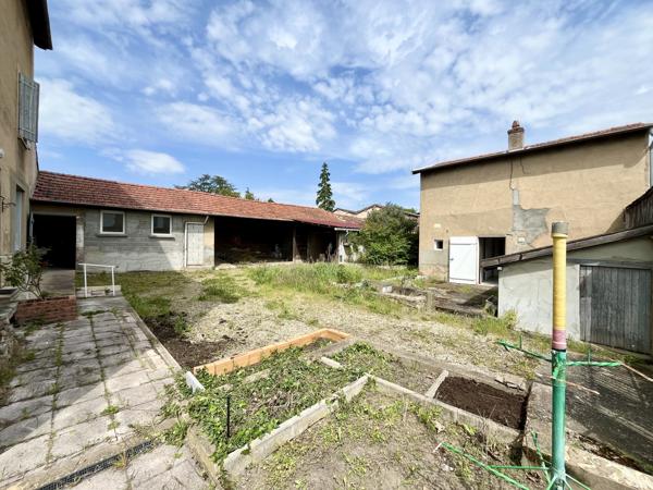 Centre de Craponne, maison individuelle à rénover avec dépendances sur terrain de 800m2.