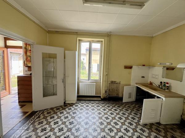Centre de Craponne, maison individuelle à rénover avec dépendances sur terrain de 800m2.