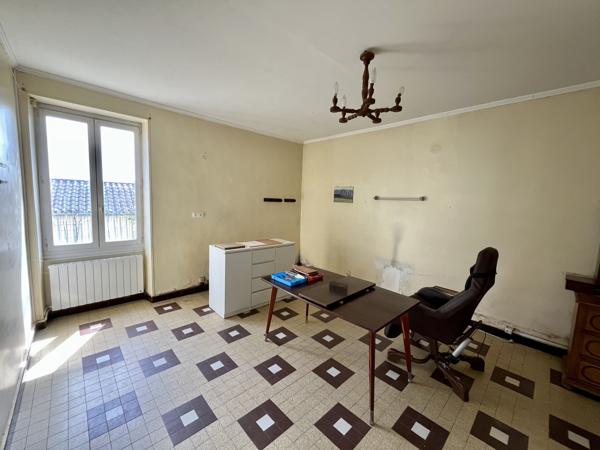 Centre de Craponne, maison individuelle à rénover avec dépendances sur terrain de 800m2.