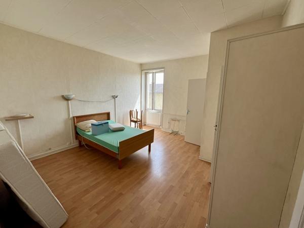 Centre de Craponne, maison individuelle à rénover avec dépendances sur terrain de 800m2.