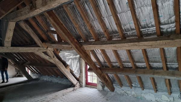 Un nid de rêves à façonner : longère de charme et promesses d'avenir