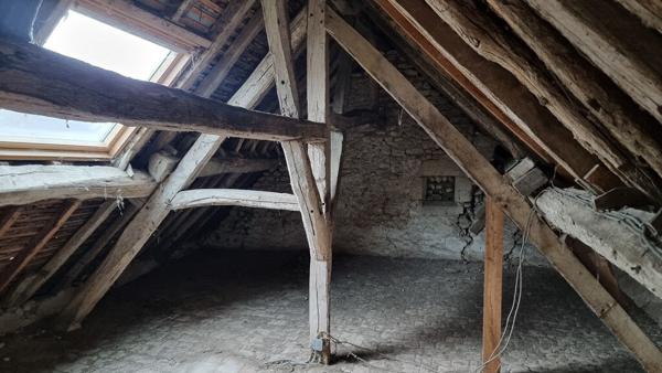 Un nid de rêves à façonner : longère de charme et promesses d'avenir