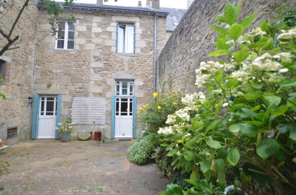 Maison hyper centre ville avec jardin